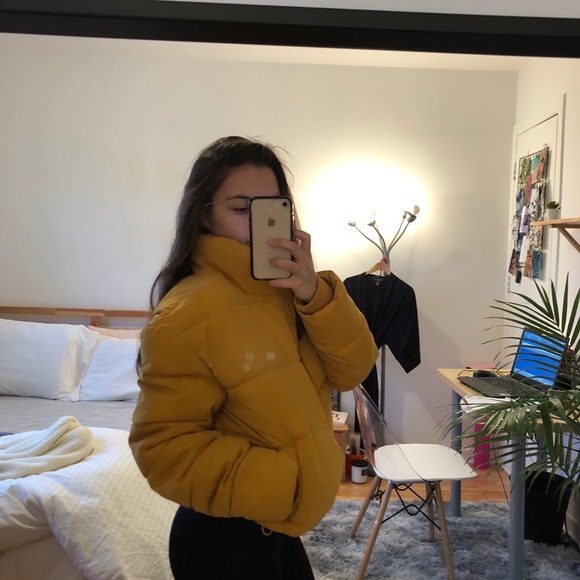Yellow coat. - Picture 2 of 4